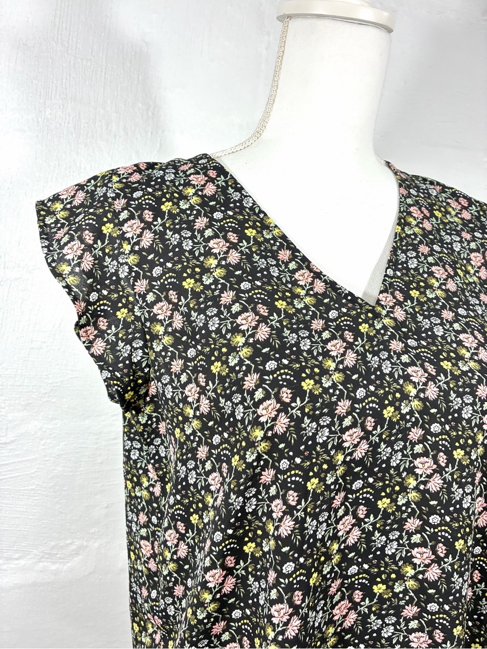 LOFT FLORAL V NECK TOP